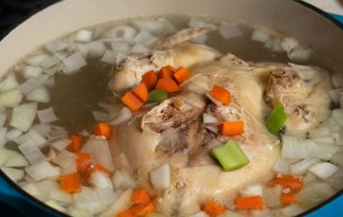 Що покласти до води під час варіння курки, щоб бульйон вийшов кришталево прозорим