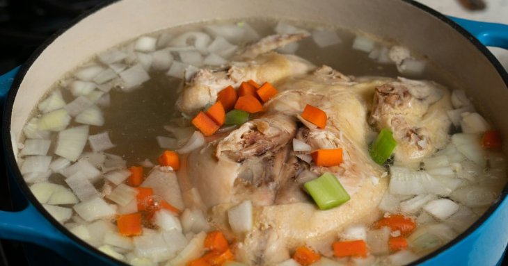 Що покласти до води під час варіння курки, щоб бульйон вийшов кришталево прозорим