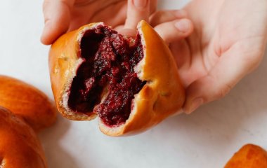 Що робити, щоб із пиріжків більше не витікала ягідна начинка: прості поради, які працюють