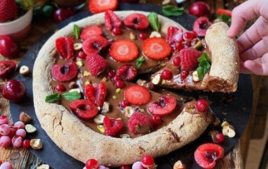 Провожаем лето: простой рецепт торта с малиной и шоколадом