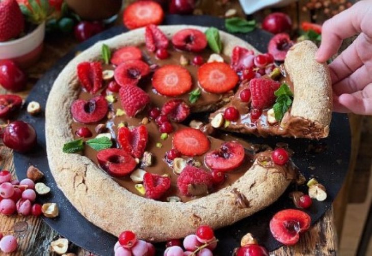 Провожаем лето: простой рецепт торта с малиной и шоколадом