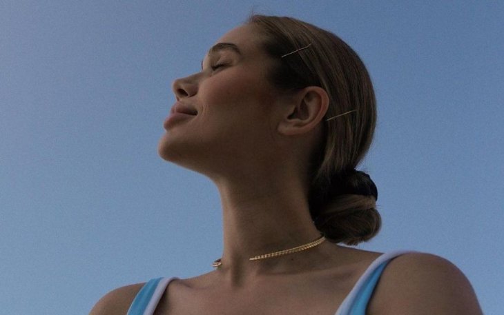 Беременная Саша Бо в полосатом купальнике показала немаленький животик