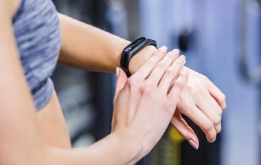 Дієтолог розповіла, про що «бреше» фітнес-браслети