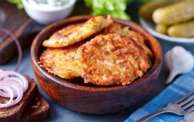 Необычный ужин из картошки и филе: готовим драники с отбивной