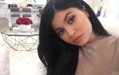 Кайли Дженнер впервые попала на обложку журнала «Glamour»