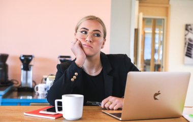 Лікар назвав небезпечну позу для роботи в офісі
