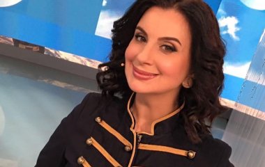 Екатерина Стриженова примерила нежно-розовое платье