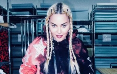 Впервые после реанимации: Мадонна показалась на прогулке – редкие фото