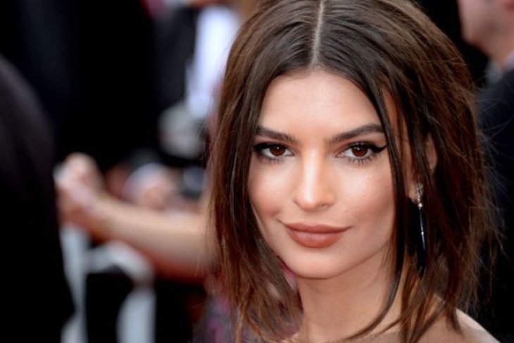 Эмили Ратаковски похвасталась стройной фигурой в бикини