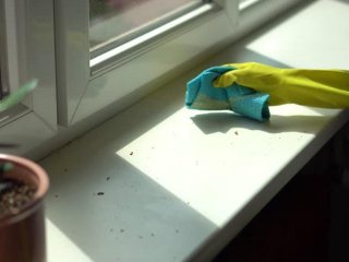 Подоконник будет как новый: какие моющие средства рекомендуют хозяйки