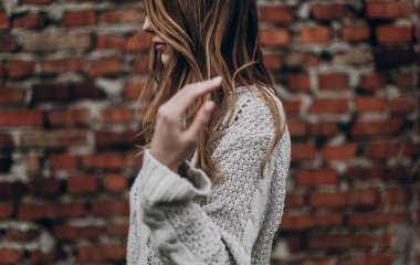 Модный женский свитер в полоску, фото стильных образов
