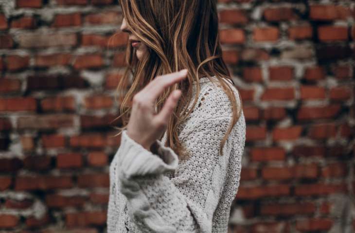 Модный женский свитер в полоску, фото стильных образов