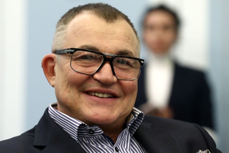 61-летний Дибров спокойно отпускает молодую жену на встречи с другими мужчинами