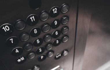 Більшість людей робить це в ліфті щодня: небезпечні помилки, які можуть коштувати здоров’я