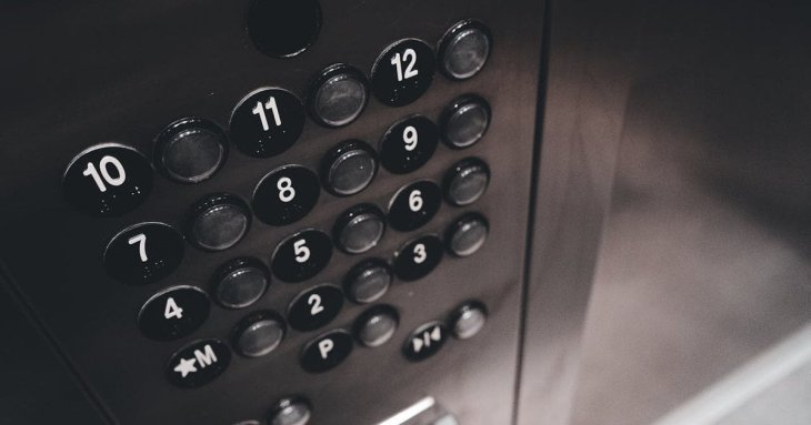 Більшість людей робить це в ліфті щодня: небезпечні помилки, які можуть коштувати здоров’я