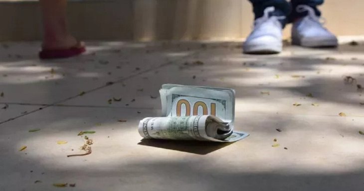Чому не можна підбирати гроші, знайдені на дорозі: народні прикмети