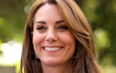 «Это не просто платье»: Кейт Миддлтон «отодвинула» Меган Маркл и принца Гарри на задний план