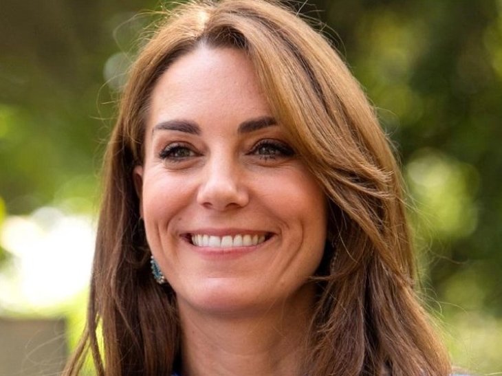 «Это не просто платье»: Кейт Миддлтон «отодвинула» Меган Маркл и принца Гарри на задний план