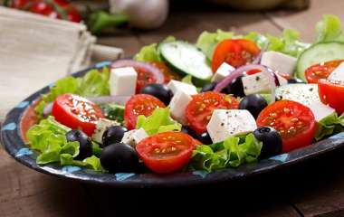 Как сделать греческий салат? Подборка рецептов легкой и полезной закуски