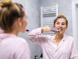 Нужно ли чистить зубы к завтраку: советы стоматологов