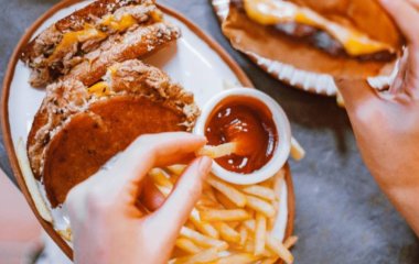 Які продукти прискорюють старіння, розповів дієтолог
