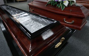 Що робити, якщо людина ненароком стала ногою у труну: священник дав пораду