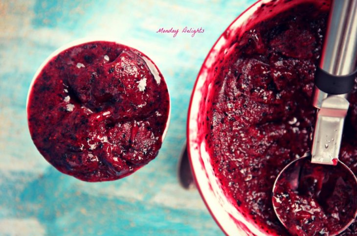 Cорбет из черной смородины, клубники и мяты