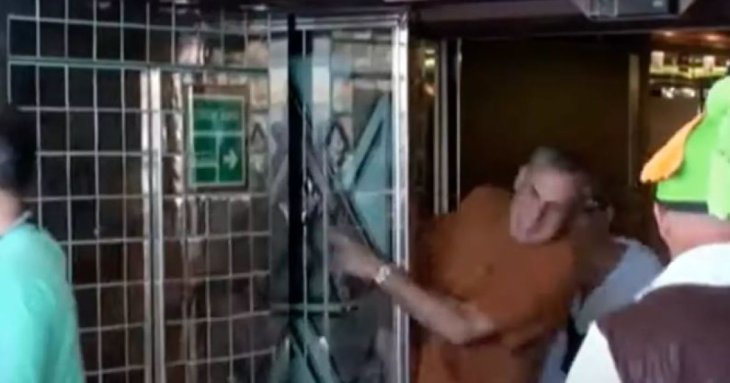 Турист отримав $21 500 000 після того, як його вдарило розсувними дверима
