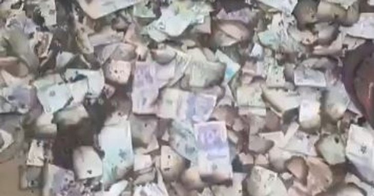 Шоковані люди збирали розкидані дорогою пачки готівки після пограбування літака в аеропорту — фото