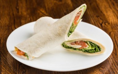 Сэндвич-врап с форелью и шпинатом