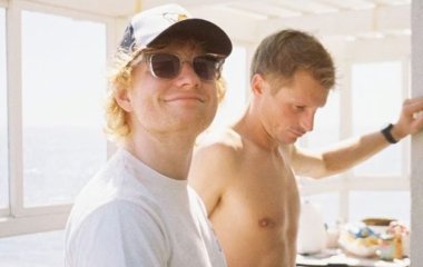 Эд Ширан опубликовал фото топлесс и показал большинство своих татуировок