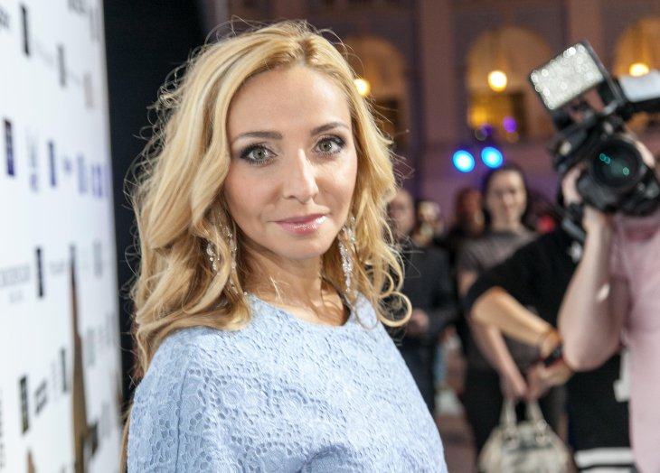 Татьяна Навка похвасталась фигурой в красном купальнике