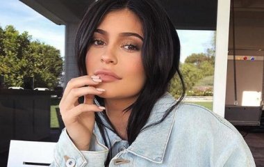 Кайли Дженнер поделилась снимком с бэкстейджа рождественской семейной фотосессии  