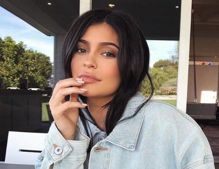 Кайли Дженнер поделилась снимком с бэкстейджа рождественской семейной фотосессии  