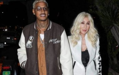 Шер похвасталась кольцом, которое подарил ей любимый, младше ее на 40 лет