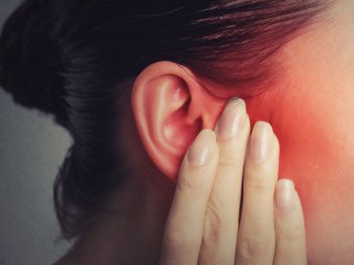 Самый популярный метод оказался ошибочным: ушные капли не лечат отит