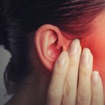 Самый популярный метод оказался ошибочным: ушные капли не лечат отит