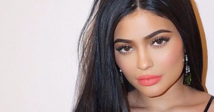 Кайли Дженнер продолжает открывать рождественские подарки 