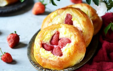 Вкусные ватрушки с ягодами со вкусом детства: рецепт 5-минутка для быстрой радости