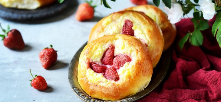 Вкусные ватрушки с ягодами со вкусом детства: рецепт 5-минутка для быстрой радости