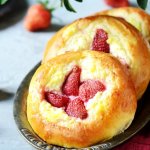 Вкусные ватрушки с ягодами со вкусом детства: рецепт 5-минутка для быстрой радости