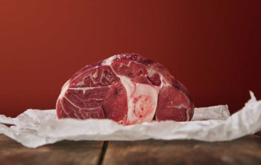 Названо три причини, чому не можна мити сире м'ясо перед приготуванням  