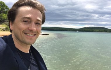 Сергей Безруков показал, чем заменяет телевизор для своих детей