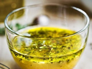 Легко и быстро: как сделать салатную заправку с растительным маслом