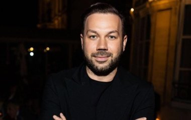 Андре Тан показав знищений вщент його магазин в Херсоні після влучання ворожого 