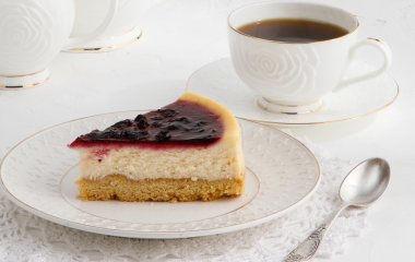 Готовим десерт без выпечки: чизкейк с черной смородиной