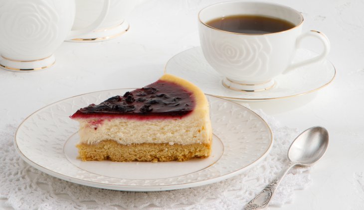 Готовим десерт без выпечки: чизкейк с черной смородиной