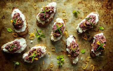 Бутерброды с сыром под соусом из оливок