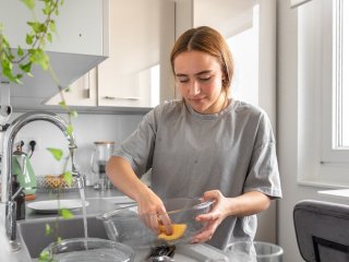 Німецькі господині ніколи не ополіскують посуд після миття, і ось чому: корисний трюк для побуту