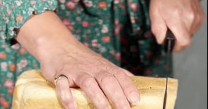 Усі ріжуть хліб неправильно: експерти розкрили простий трюк, який все полегшує